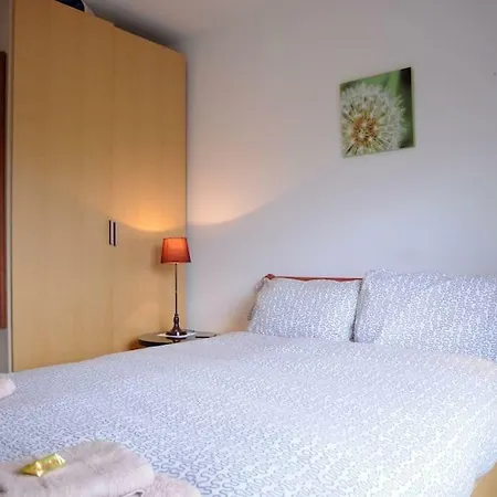 Holiday home Modern 4 Bedroom House With A Game