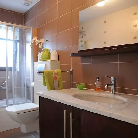 Modern 4 Bedroom House With A Game *