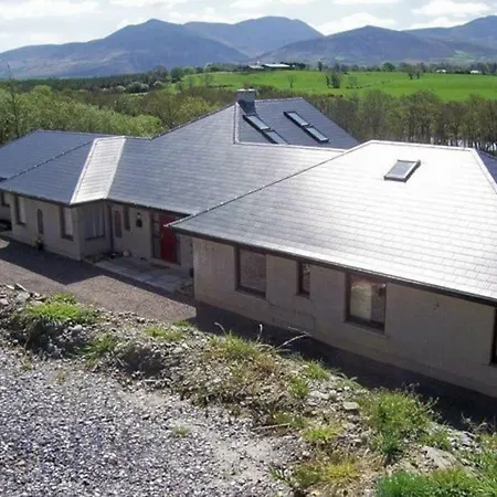 Modern 4 Bedroom House With A Game *