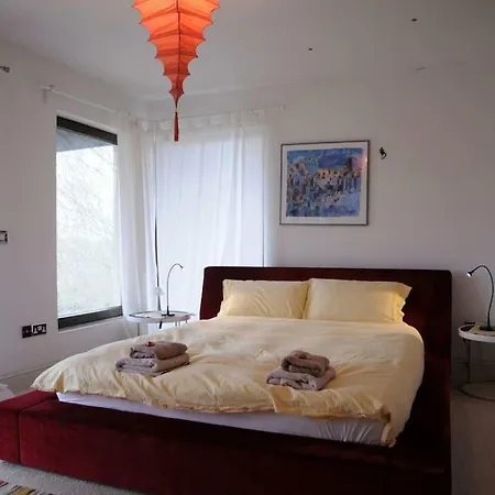 Holiday home Modern 4 Bedroom House With A Game *