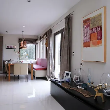 Modern 4 Bedroom House With A Game Holiday home